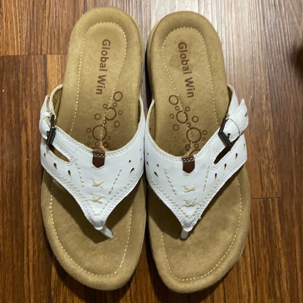 Like new sandals/ flip flops size 10